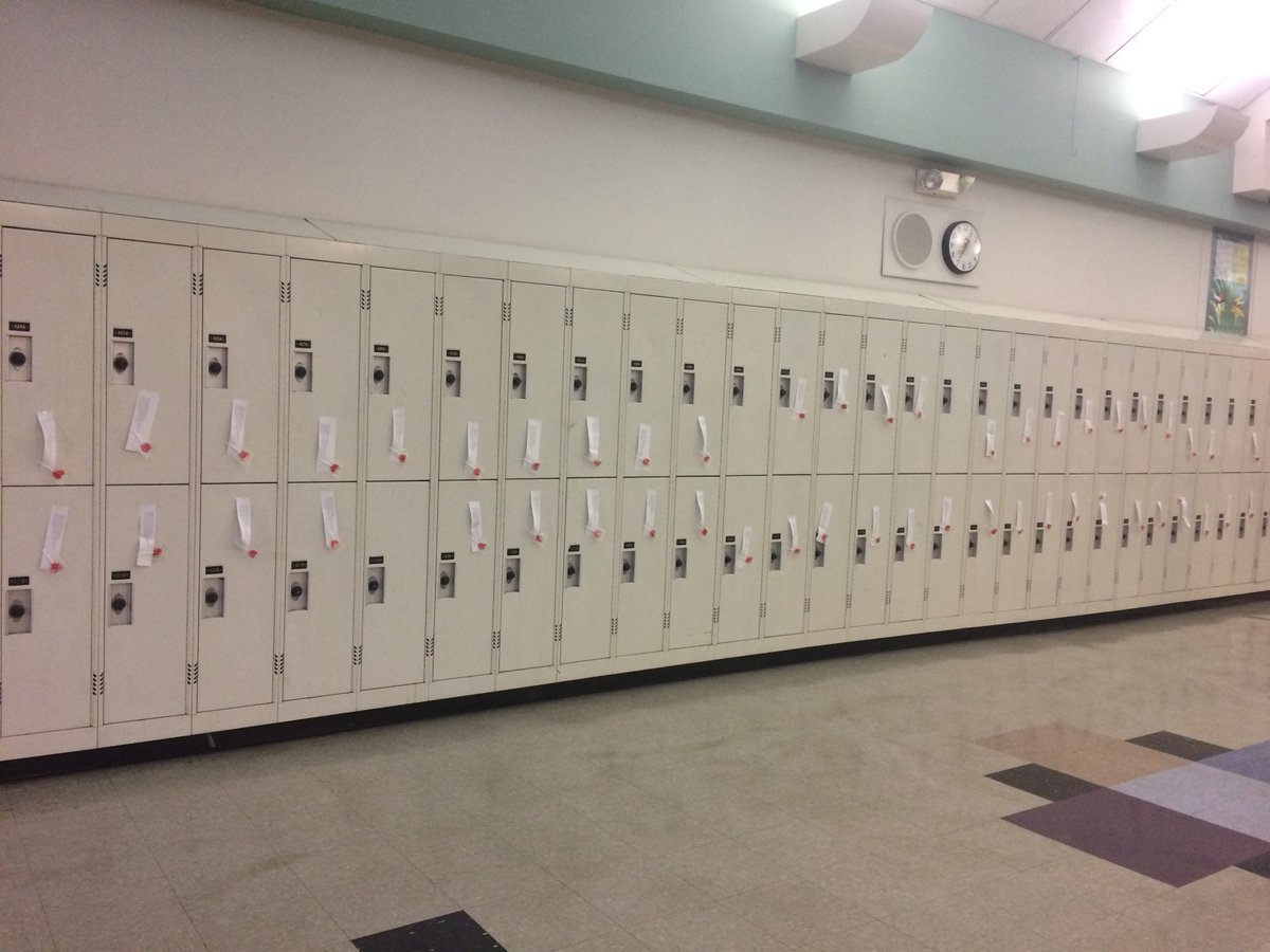 KimSkattum's tweet photo. My daughter took posting to a whole new level, posting a Valentine early this morning on the lockers at her school. #DesHasASweet❤️ https://t.co/YXVxe6cqXZ