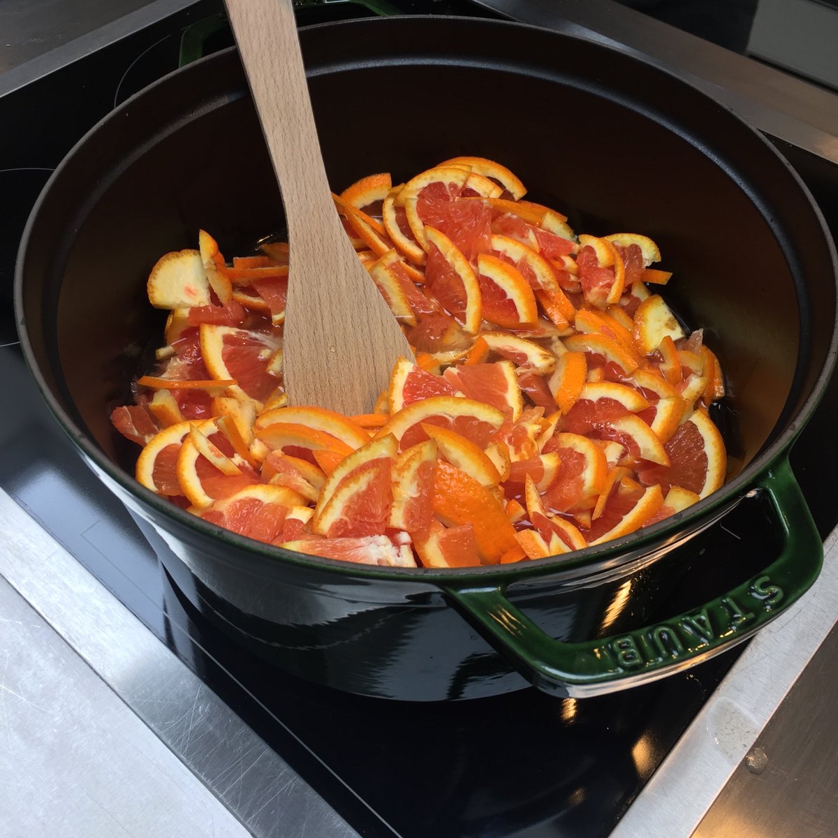 BoroughKitchen's tweet photo. Find Fran's Pink Navel Marmalade recipe here https://t.co/Q8TzVSTe8r @Natoora as promised! :) #cookschool #cookstools #marmalade #staub https://t.co/TTnaBGhzbc