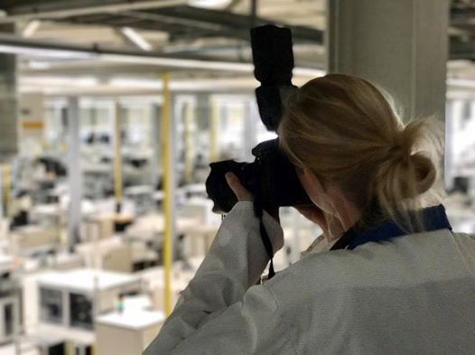 AlenaOnTour's tweet photo. Fertig! Fotoreportage über die Devoloproduktion bei Leesys in #Leipzig. Es war sehr spannend so nah dran zu sein.
#devolo #leesys #technik https://t.co/zP3Pxcuolx