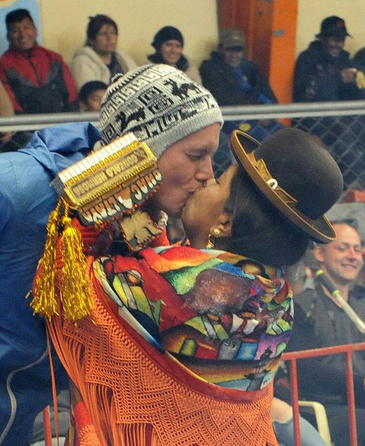 CholitasIn's tweet photo. #enamorados en este #diadelamorylaamistad en #bolivia con sus #cholitas y su gente maravillosa 
#felizmartes para todos #LaPaz https://t.co/CccrC1FGBI