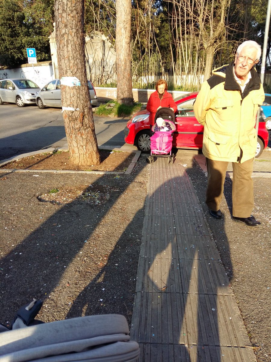 VendittiSimona's tweet photo. Via di villa chigi, accesso marciapiede scuola. Produco bile https://t.co/Eo7oiY8xCy