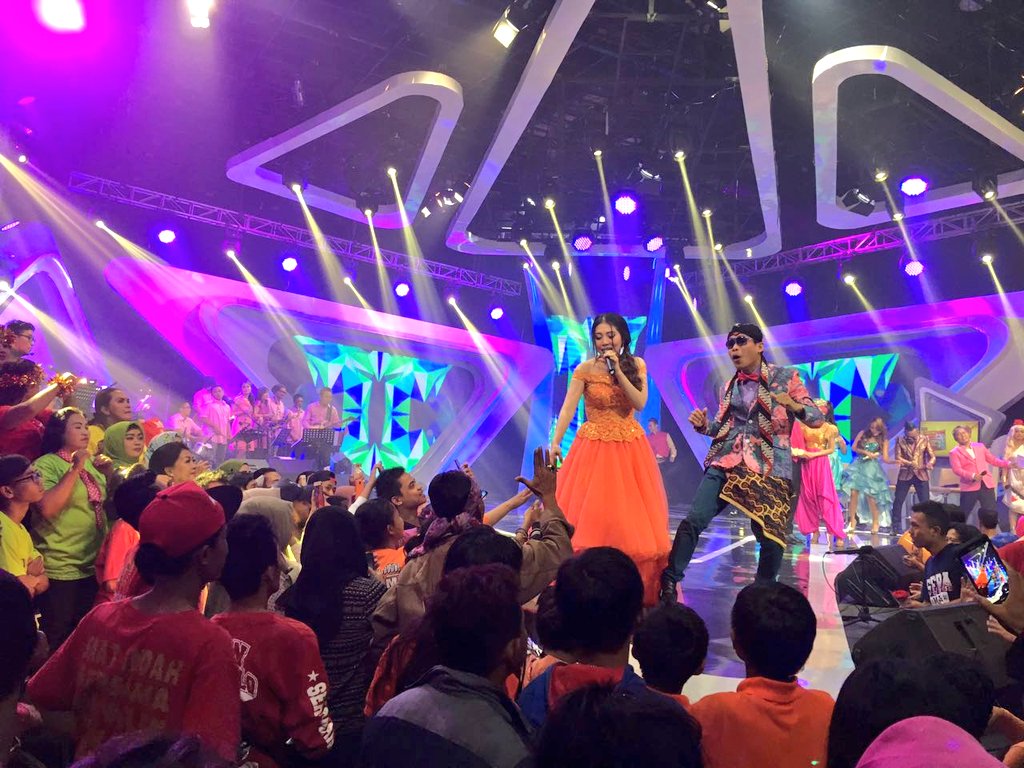 ASCADA_ID's tweet photo. Keseruan malam ini saat @ViaVallen01 di panggung #PanturaShow @IndosiarID makasih yang sdh datang dan nonton 🙏🙏 @uthedeni #sakitsakithatiku https://t.co/Jta4MHPeLn