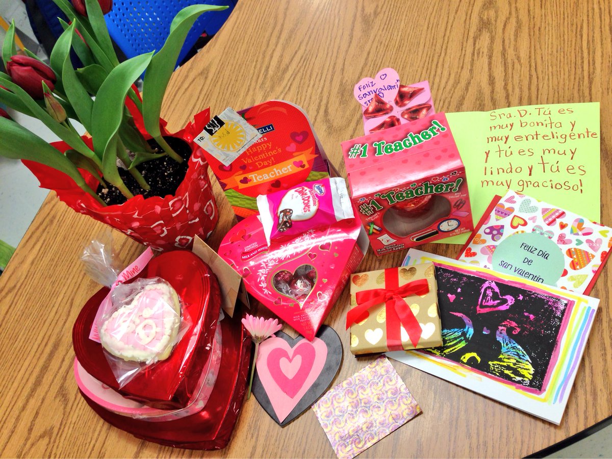 V_Deneumostier's tweet photo. #happyvalentinesday from my class to yours! Love how my Ss gave me #HVD wishes in Spanish! #SpanishLanguageLearning https://t.co/XE0Fwoq1YC