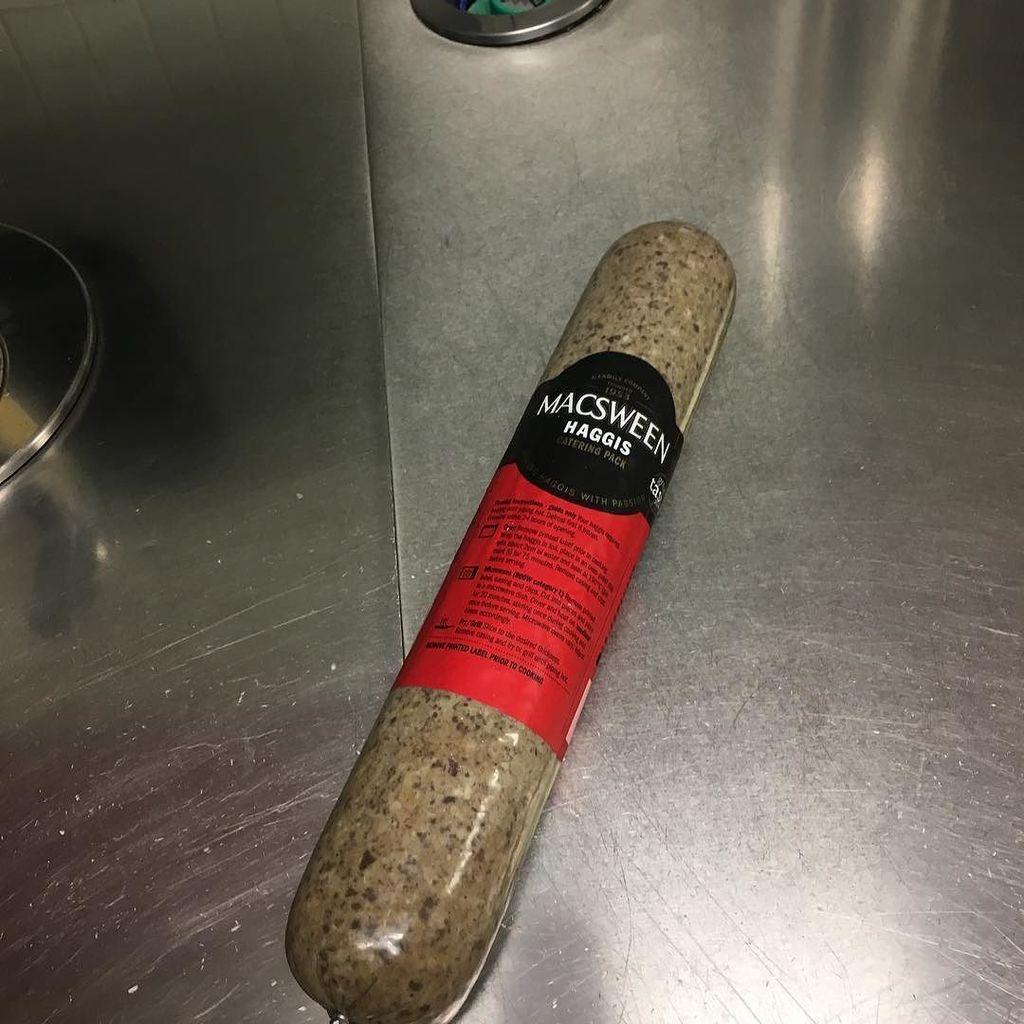 _WenchLife's tweet photo. The awkward moment when this shape of parcel arrives on Valentine's Day to your office. #v… https://t.co/SPS1ygz1tD https://t.co/yh58KFBAaX