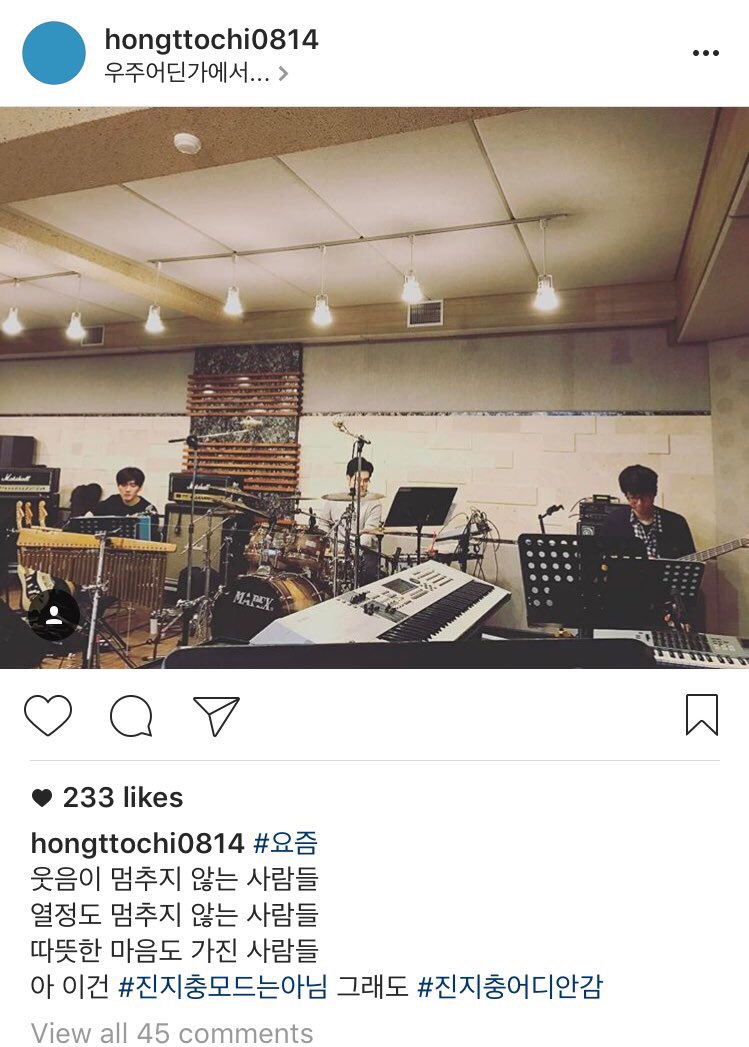 astrodice0130's tweet photo. 홍또치さん(テヨンAGITのキーボード、バキコンの音響監督らしい)

IU: あ..IUのコンサートだけやってくれたらいいな
テヨン: ジウン..ごめんだけど홍또치私の...
홍또치さん: (二人に)😊わぁ..告白みたいな感じだ😝 https://t.co/MACOfesWCJ