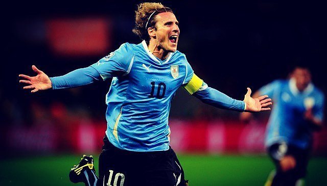 “Todo el mundo tiene problemas y el fútbol termina siendo el psicólogo más barato” - Diego Forlan.