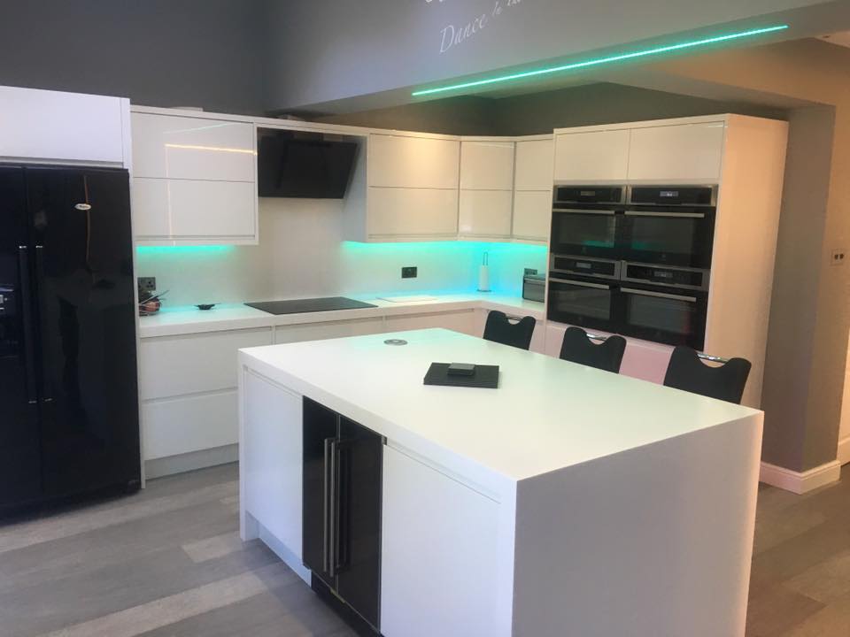 UniqueWSurfaces's tweet photo. White worktops - Look spot on! 👌 😍 #hashtaglove https://t.co/dNWjCehGBM