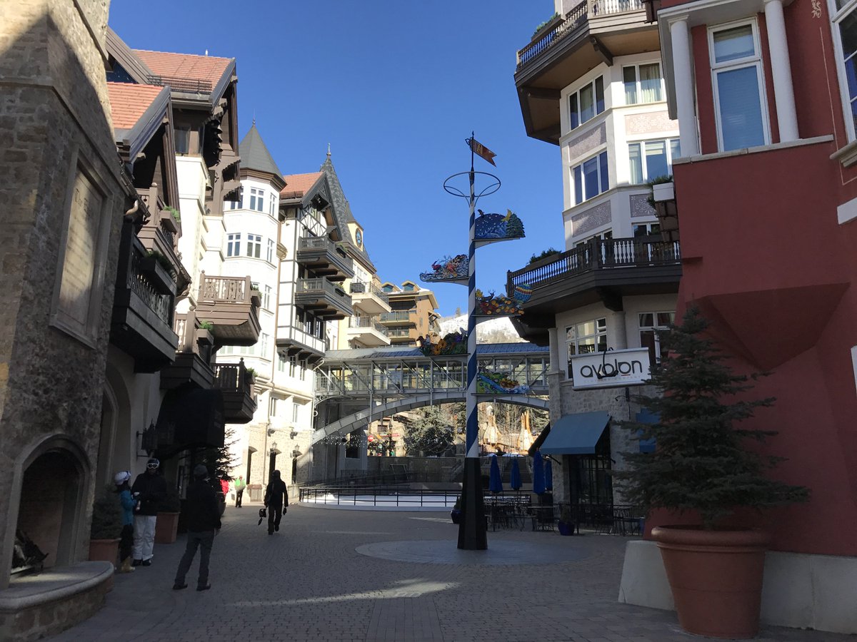 carmensluxtrvl's tweet photo. What a beautiful day to hit the slopes in #VailMtn! It's the perfect place to enjoy the winter season. #ThisIsEpic #vail #snowdotcom https://t.co/m52TVGf6no