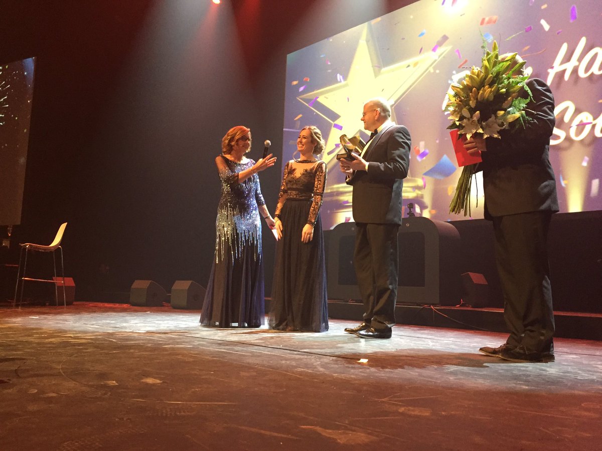 De volgende categorie is Bruiloft Entertainment Bureau. Benieuwd wie er met de hoofdprijs vandoor gaat? Dat is.... <a href="/LoveSoundNL/">LoveSound</a> #dwa