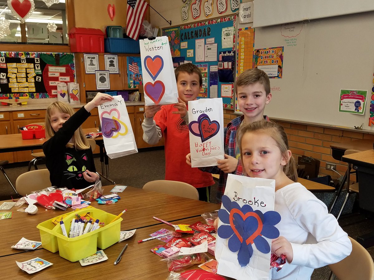 LisaSchreur's tweet photo. Happy Valentine's Day!! Celebrating good friends in 2nd grade. #Sandyviewstars https://t.co/BaIjXUX9Bc