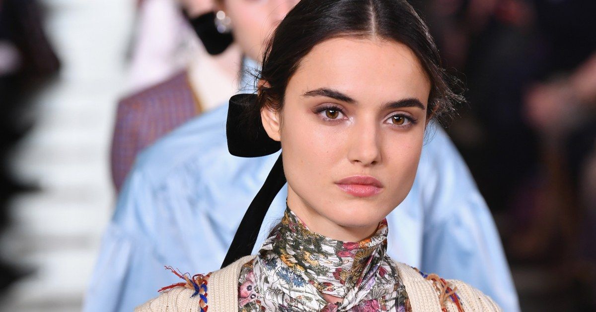 KanjanaDesigns's tweet photo. Wrap a ribbon around a low-slung ponytail for instant allure, as seen on the Tory Burch FW 2017 runway show at NYFW. https://t.co/sDYL36ba0K https://t.co/BGW3T0fx6v