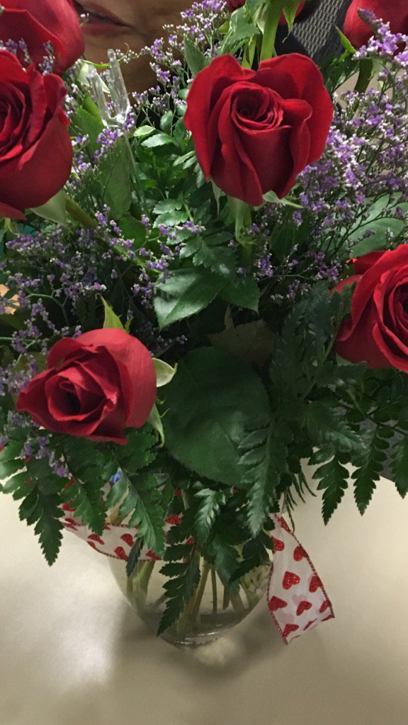 reprowe13's tweet image. My sweet husband sent these. Thanks to @billholtzclaw, I think I deserve a new appliance too! #washingmachineenvy