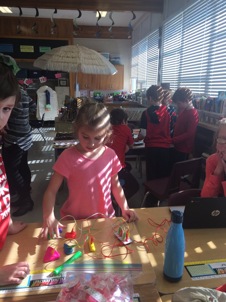 MrsWakem's tweet photo. Making music happen! #tvdsbcoding @SDStampeders @TVDSB https://t.co/k6Z1BcTNJh