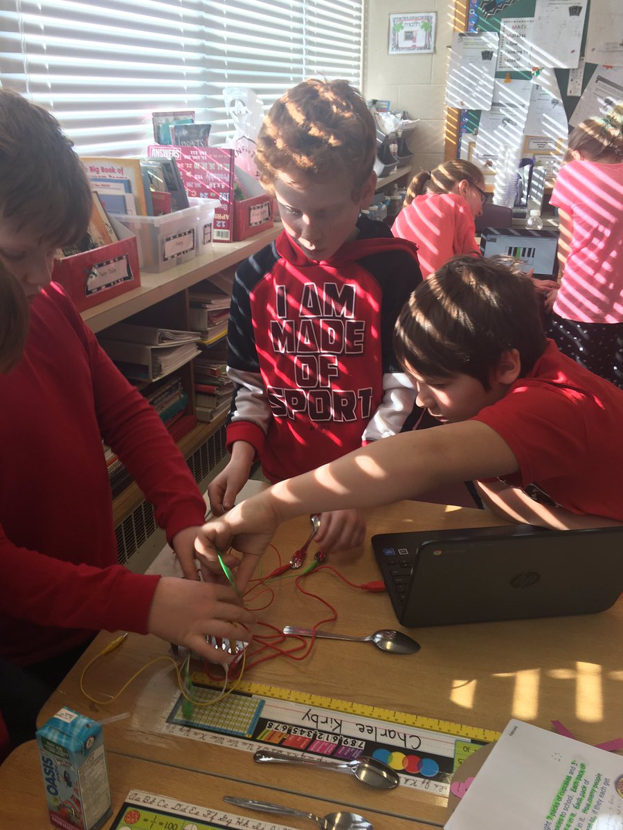 MrsWakem's tweet photo. Making music happen! #tvdsbcoding @SDStampeders @TVDSB https://t.co/k6Z1BcTNJh