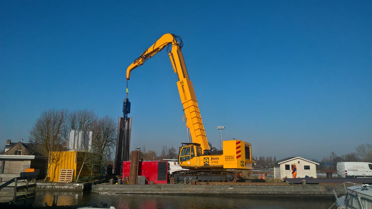 DuChatinier's tweet photo. Feestelijke start werkzaamheden aan de Otweg @Boskoop. Kadeverbetering door het aanbrengen v damwanden. 23 woonarken tijdelijk van hun plek. https://t.co/K6JL4CmnAa