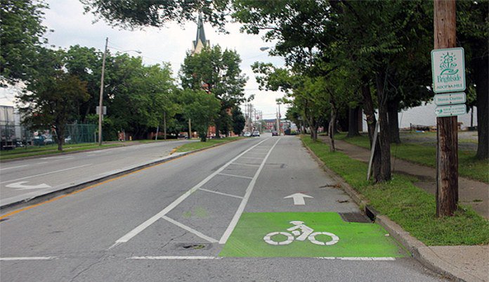StreetsblogUSA's tweet photo. To get more people on bikes, #Louisville needs to up its game, via @bklayko @brokensidewalk https://t.co/0yIcZJhzVM https://t.co/bPc5bvLbtG