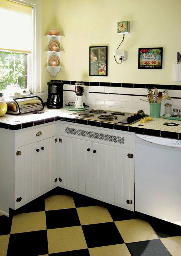 A retro kitchen that makes our hearts melt. oldhouseonline.com/articles/retro…