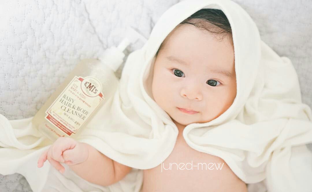 ikonjuned's tweet photo. 👶 Koo Suha (구수하)
♂ Male
📆 2017-02-14
God give to us a special Valentine's day gift. Our beloved baby boy. 💝

Blessed parents, Juned &amp; Mew. https://t.co/dAoQ6by4rt