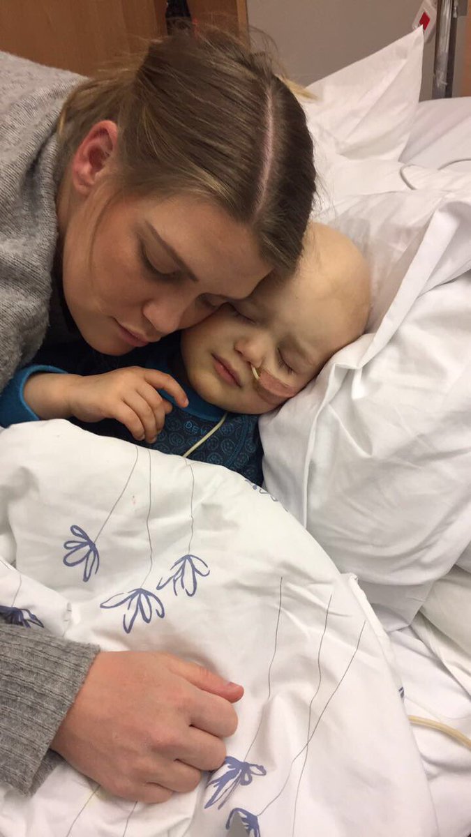 Dagene er lange, tøffe og vonde. Tårer, og smerter er blitt hverdagskost. Denne gutten er mitt forbilde. Du kriger som en helt. #fuckcancer