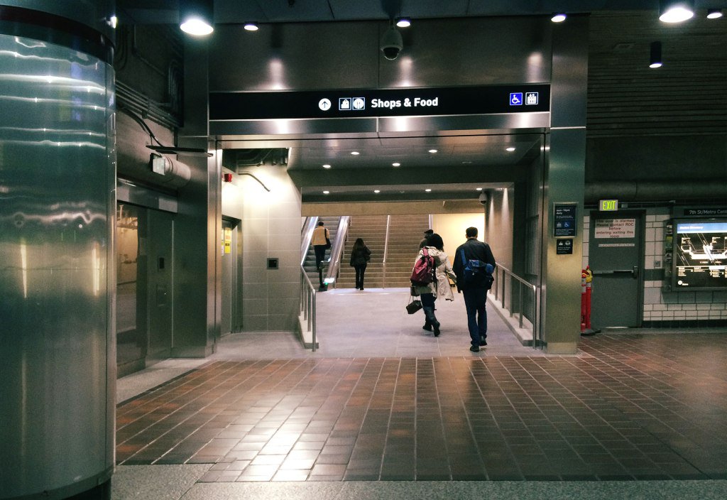 ahbeland's tweet photo. It hasn't received much publicity, but the newly opened #DTLA walkway connecting The Bloc⦠https://t.co/ZoAbbEDOyY https://t.co/pMdpBjqxKr