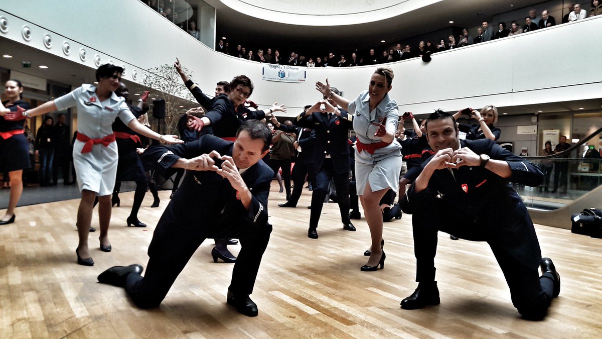 lichskywalker's tweet photo. #valentinday With #airfrance #crew
#afbystaff #saintvalentin #love #flashmob #afcrew #avgeek #cabincrew #dance #uniform #flightattendant https://t.co/yzUPzODaGo