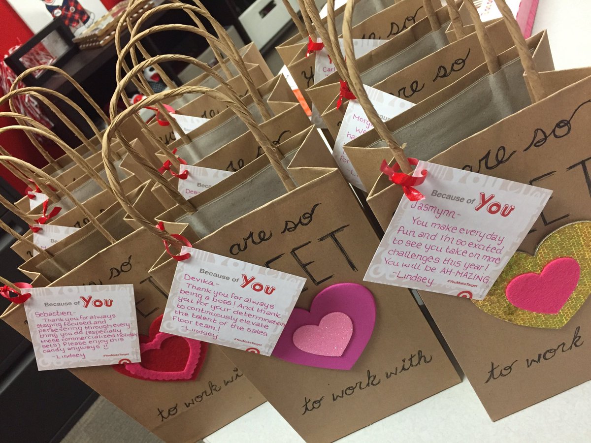 Lindsey____er's tweet photo. And of course, showing a little love to our amazing leaders- it's always sweet with these guys around 💕@KellyLPetersen @SWorthy https://t.co/HUtSuJcOQO