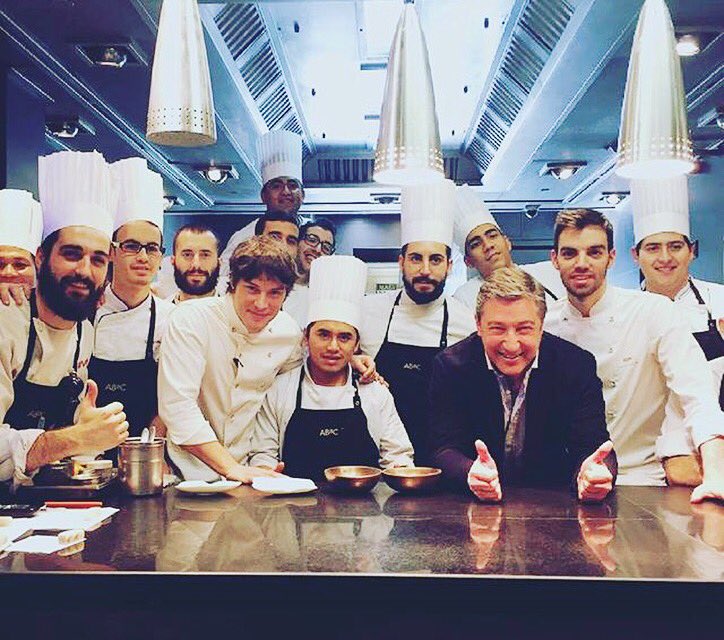 DavidMChef4's tweet photo. Todo un placer llenarle la tripa a el gran Maestro @CanRocaCeller 😁😁😁 chapó 🤘🏽🤘🏽🤘🏽@CellerRocaBBVA https://t.co/NhBYvwnOZx