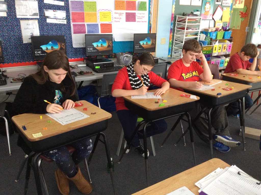 MrsCrubelsClass's tweet photo. Some skittle math fun for Valentine's Day. @HoweElementary https://t.co/tTmZ7xwKXf