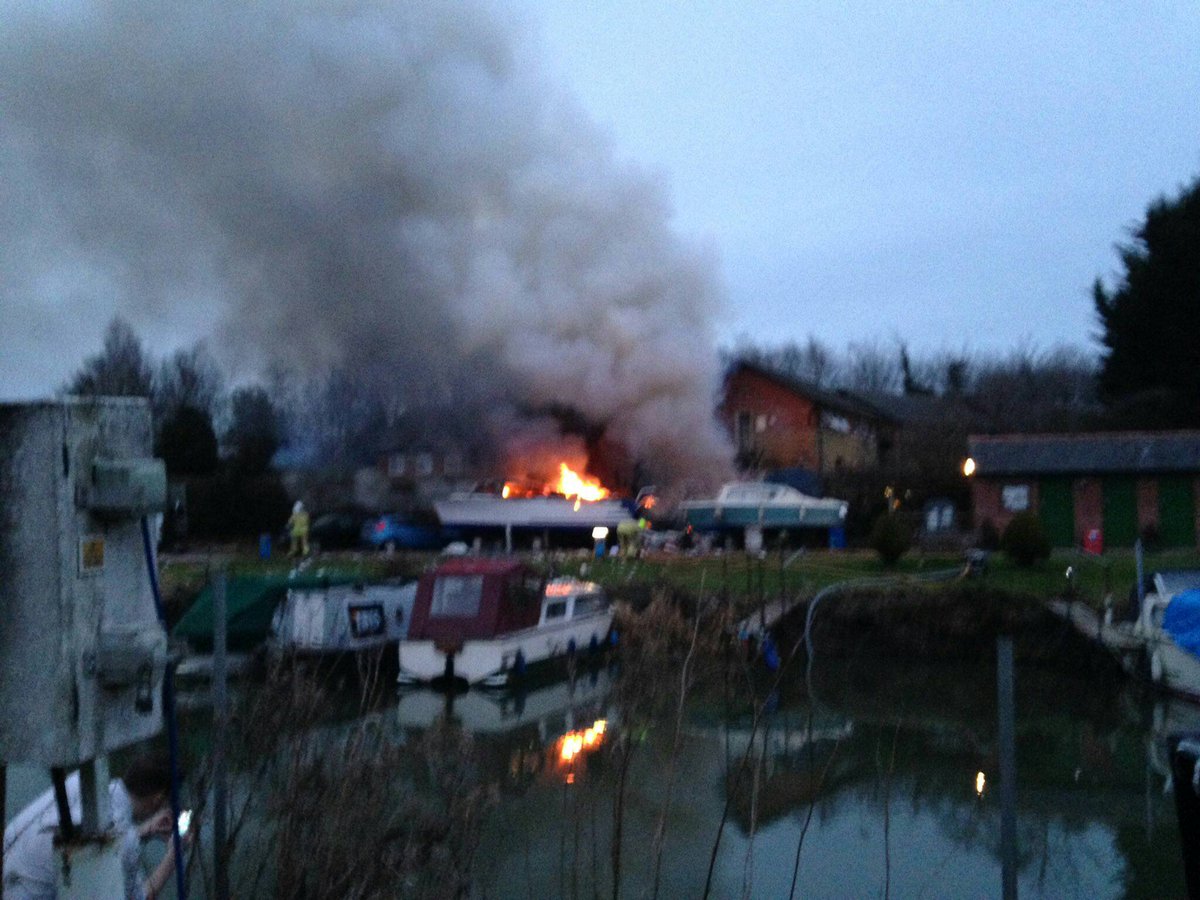 TaxisLondon's tweet photo. #oxfordshire huge explosion and fire in Osney area #oxford... stay safe all... emergency services on scene hope all get home safely tonight https://t.co/I4J3r6IXnE