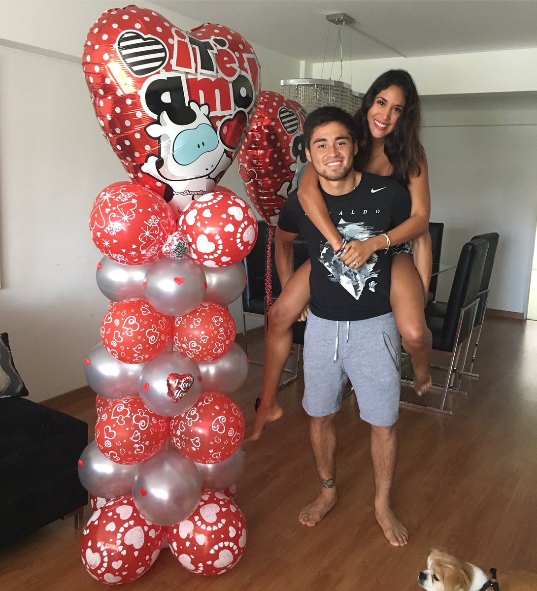 melissa_paredes's tweet photo. FELIZ DÍA DE SAN VALENTÍN!!!❤️ me encantaron mis globos mi cielo 🎈 #esposos #amor #vida #felicidad #vidadeesposos @Rodrigocuba30 https://t.co/YhMkikUur7