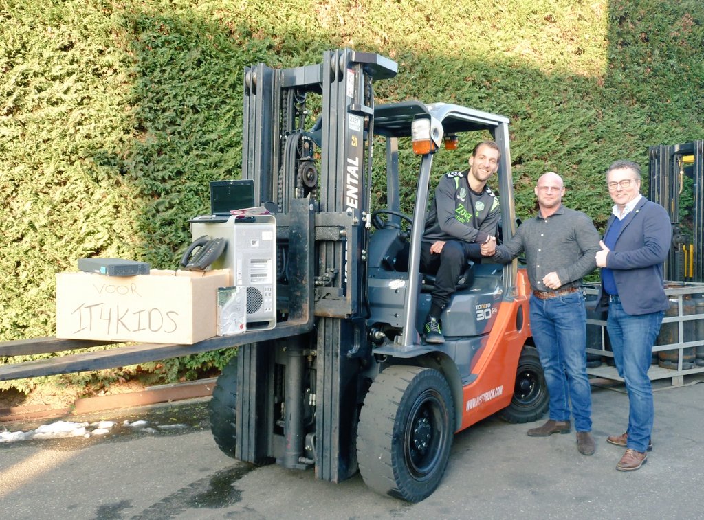 2Basics_NL's tweet photo. .@WillemJanssen86 als @IT4Kids   ambassadeur op bezoek bij donateur Van der Kreeft Heftrucks tijdens #fcutrechtwerkt https://t.co/3opdydsLGp