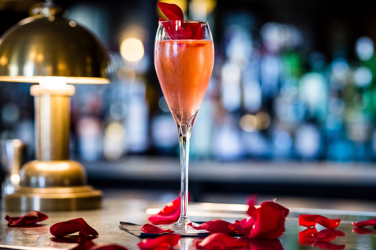 Love is in the air..celebrate with a blend of hibiscus gin, sloe infusion and rose water topped with Cremant bubbles #valentines #ivycafe