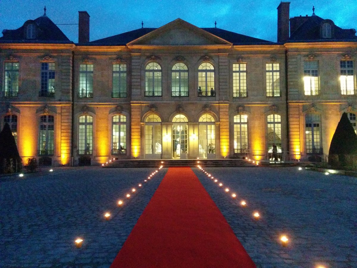 MuseeRodinParis's tweet photo. La soirée LOVE est sur le point de démarrer. Bonne #SaintValentin au musée #Rodin. #RodinLove https://t.co/Yg1yiiQkAF