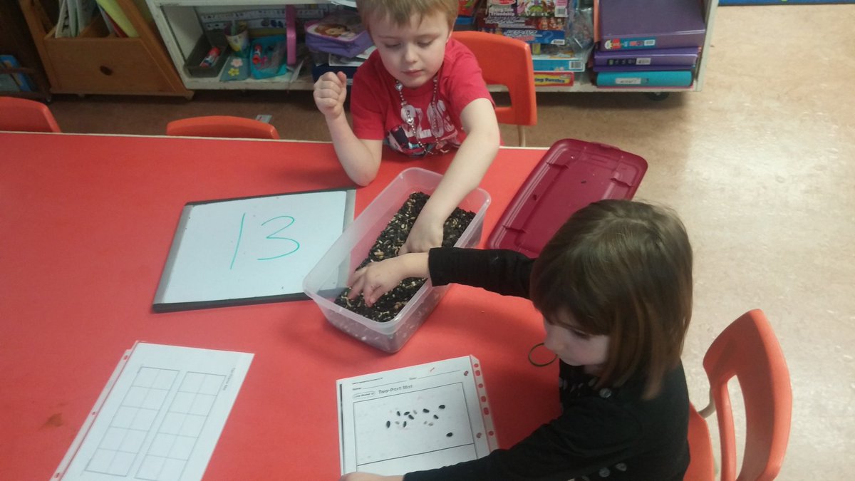 tanisregan333's tweet image. Kinder, gr. 1 and gr. 2 working 2gether to make numbers in different ways using two part mats and ten frames @JennerPRSD8 #prsd8 #multigrade