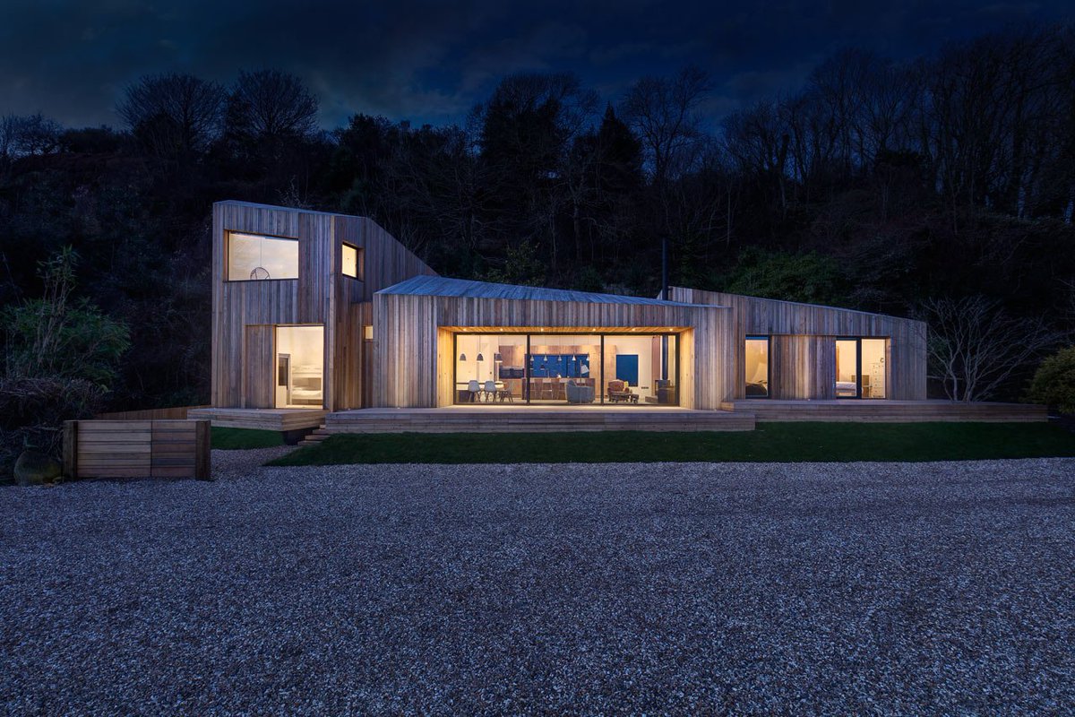 theretrostore's tweet photo. A Modern Holiday Home on a Cliff on the South Coast https://t.co/42T6OMyQ9W #Architecture #Main #ARDesignStudio https://t.co/oWMFxvt1rg