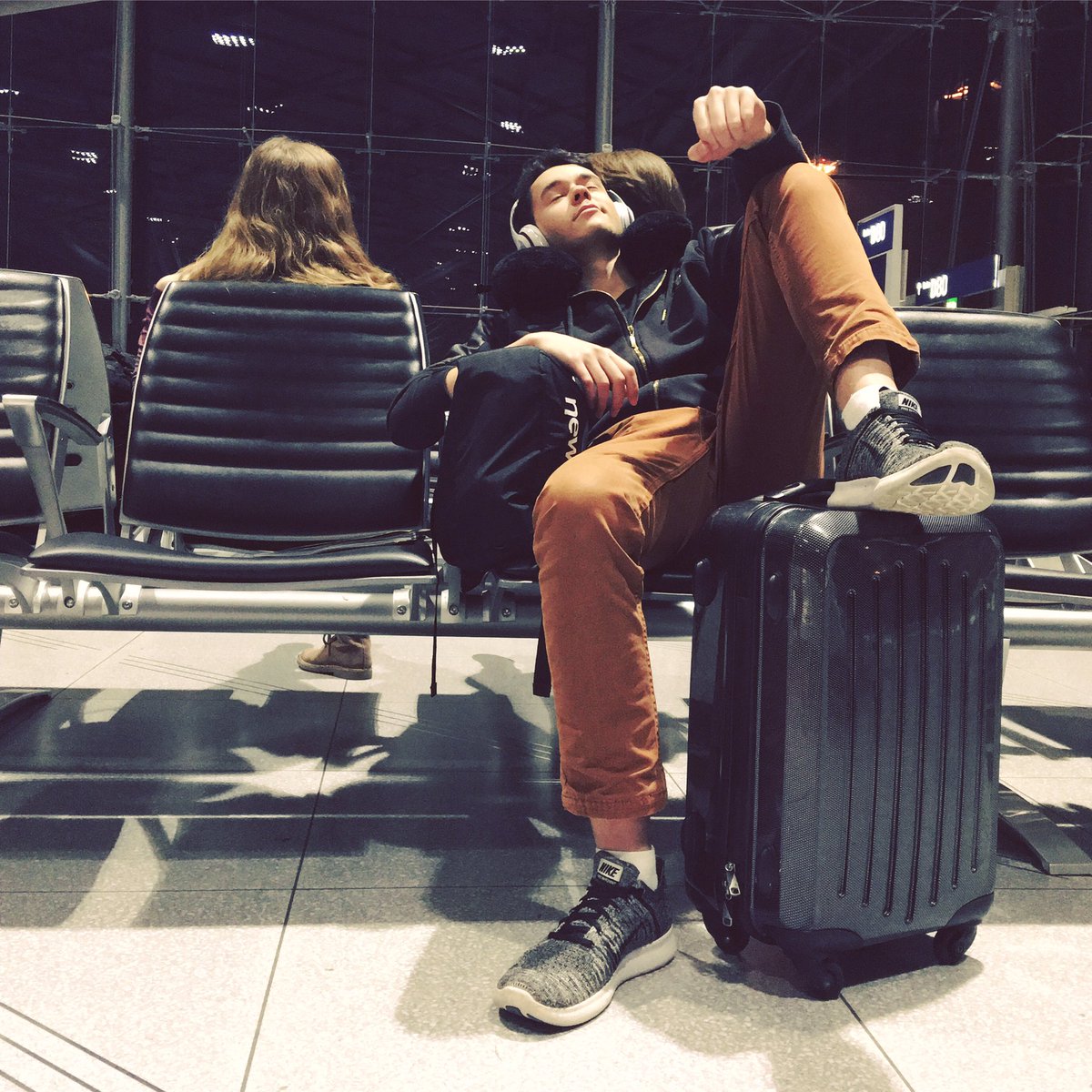 TheGrefg's tweet photo. Cuando tienes que esperar 5 horas en el aeropuerto pero encuentras la posición perfecta... 👌🏻🌚 https://t.co/CYhOa45BAD https://t.co/VvB38ai0lB