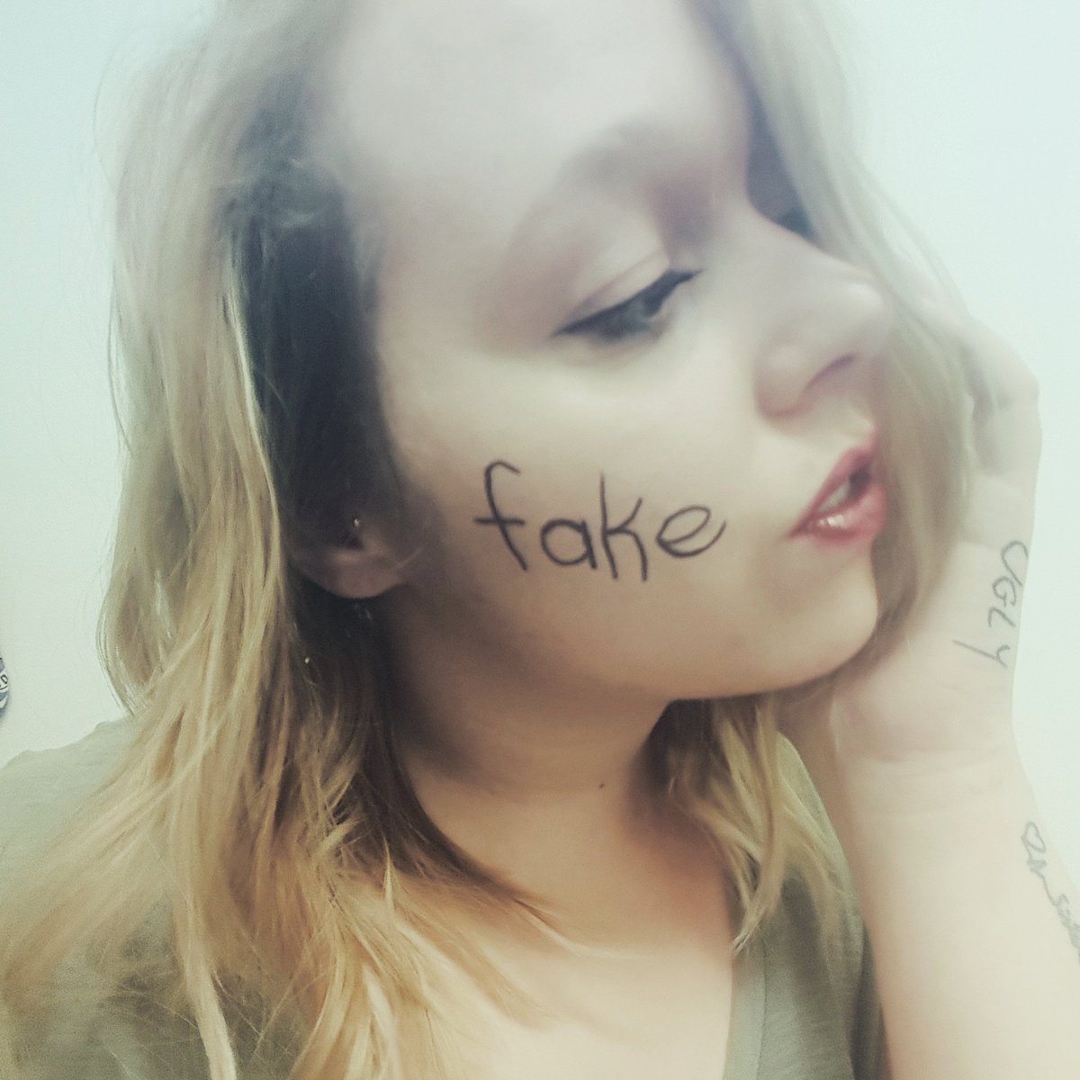 NJayart's tweet photo. #fake #unrealexpectationsmediavsreality #makeup #Hidden https://t.co/wtAWxTiMEy