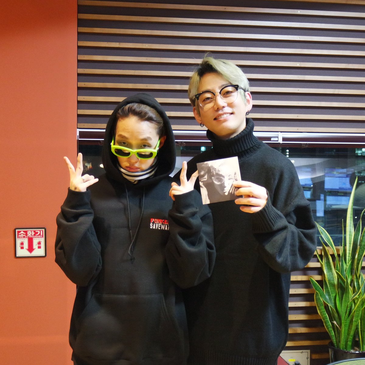 teidreamradio's tweet photo. #테이의꿈꾸는라디오 #꿈꾸라
#친절한초대석 #천재뮤지션 
#위로의아이콘 #이젠말까지���하는 #자이언티 씨와 함께 했어요 🙆 https://t.co/aHC3NnJV27