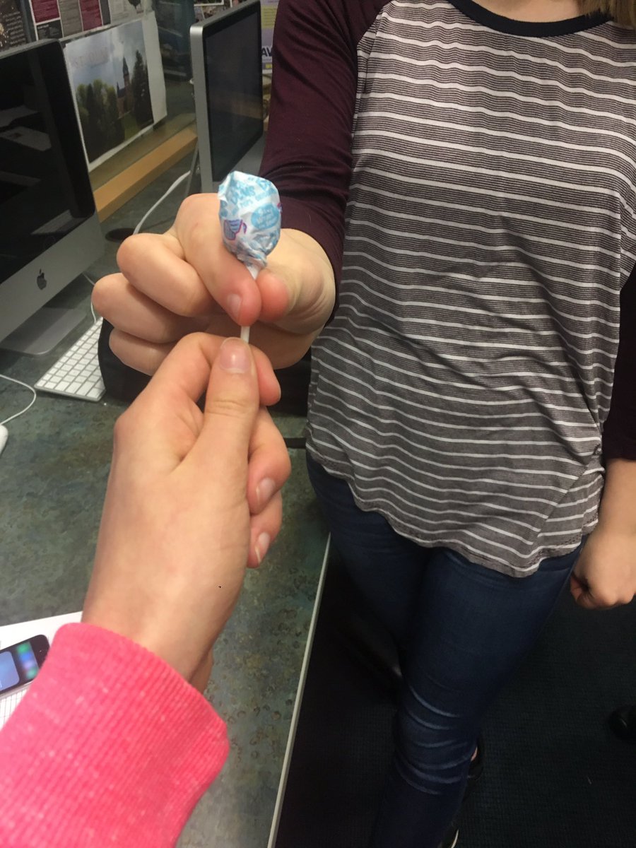 Carly_G_C's tweet photo. #TMHSKindness2017 #ShareASweet 🍭🍭🍭🍭🍭 https://t.co/5GIzWo38KH