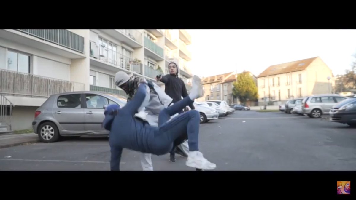 Jokspololo's tweet photo. C'est ce qui m'a le plus choquer dans le clip 😂 #balayette #pnl #BenePart3 https://t.co/vRPbvZjIpR