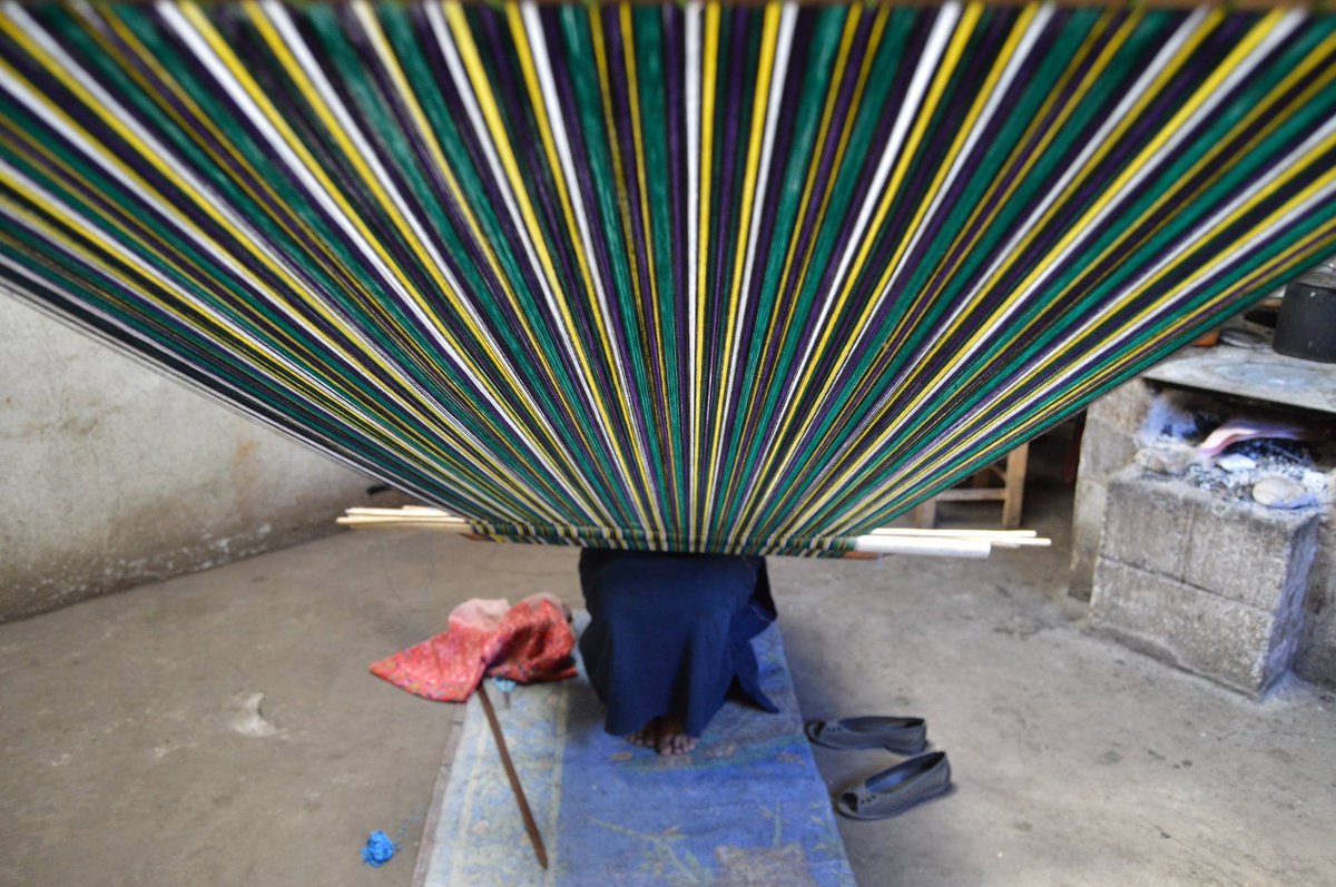 Yabal_'s tweet image. View from below of the #Mayan #BackstrapLoom #Yabal #Guatemala #RealColors #ChillSunday #MayanTextiles #WomenEntrepreneurs #EthicalFAshion