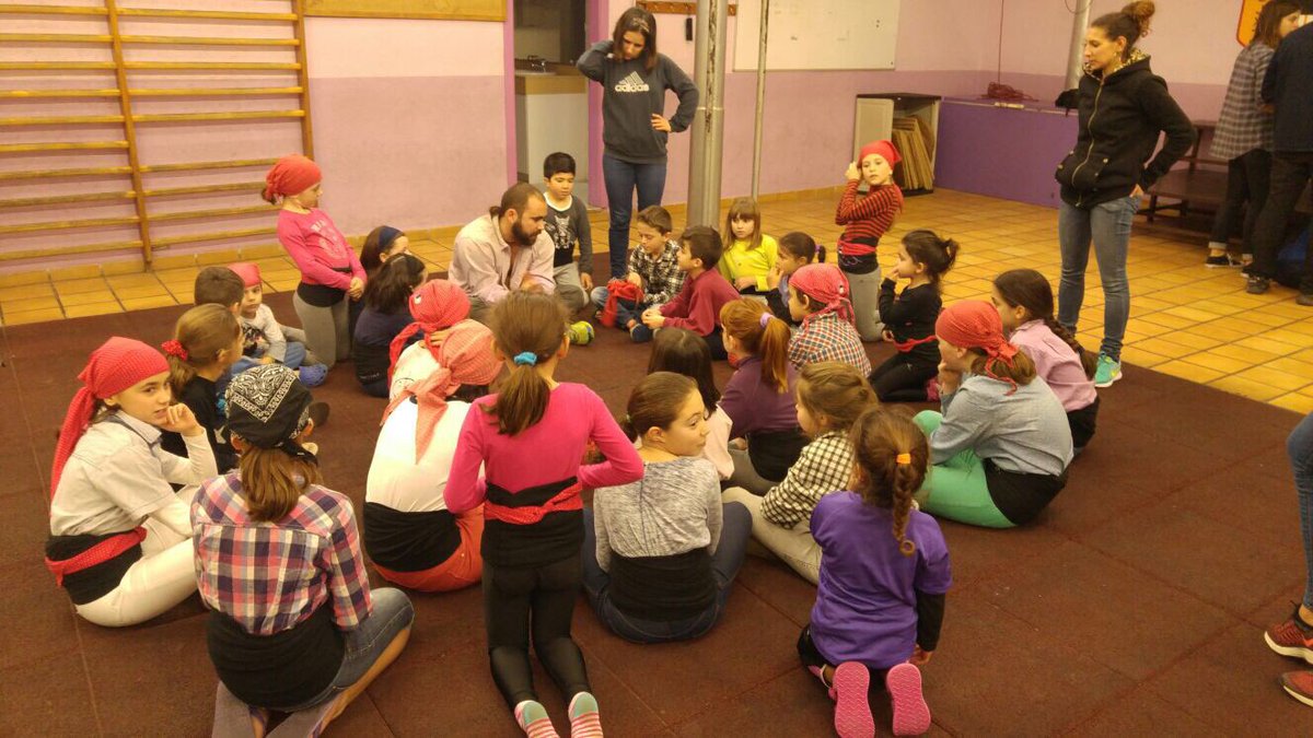 JoveDeTarragona's tweet photo. Comença el primer assaig de canalla de la temporada! #castellers #sentimjunts https://t.co/tDbu9Zwi9K
