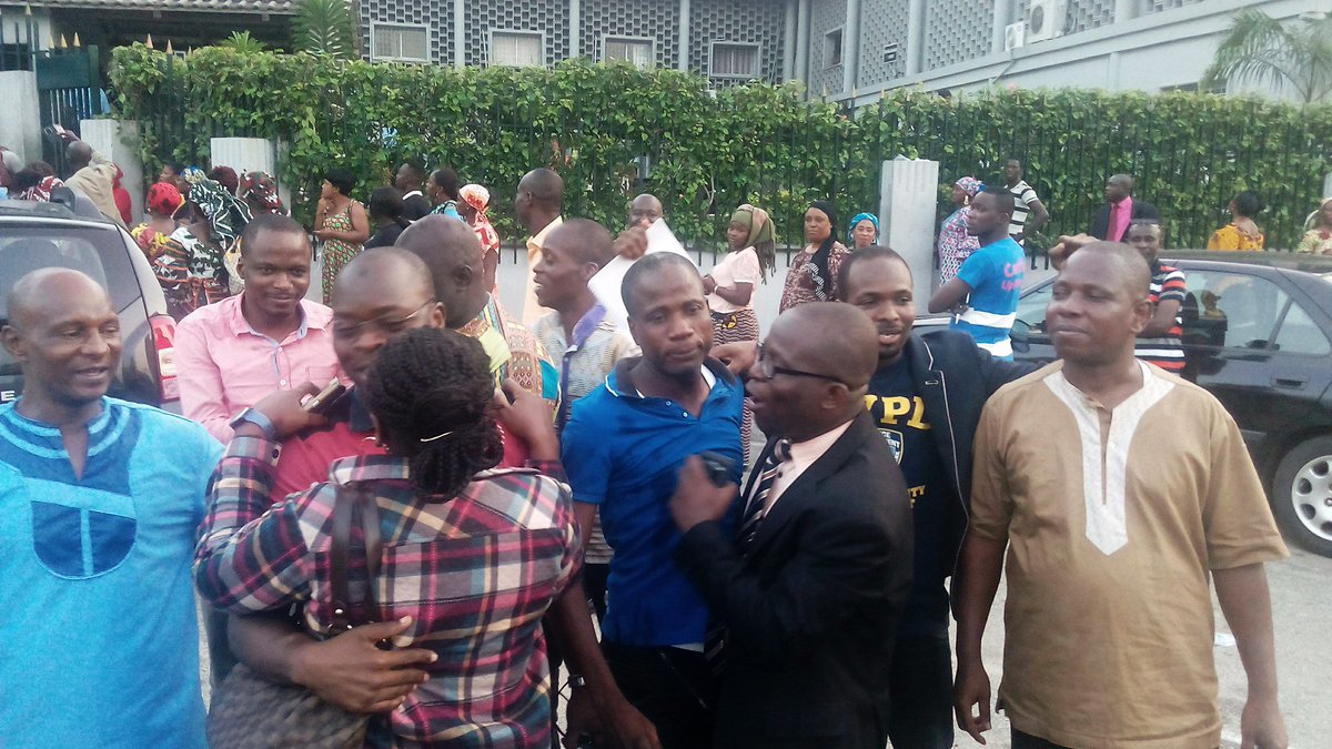 #BreakingNews #CivPresse Les 6 journalistes interpellés depuis 2 jours viennent d'être libérés. 
photo @FrdericGorBi