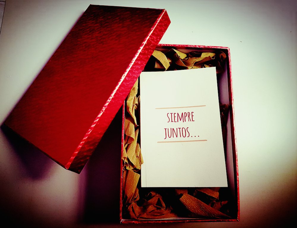 TinyBooks_es's tweet photo. ÚLTIMAS HORAS! Regalo de último minuto para tu pareja: cheque regalo para hacer vuestro Tiny Book juntos! Saber + : info@tinybooks.es https://t.co/ayuEC7Pvwr