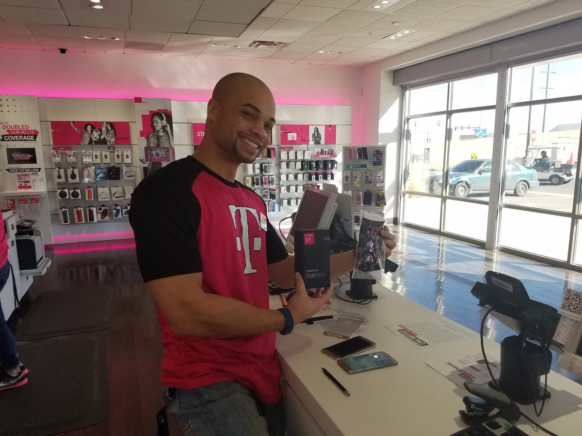 Samsung_Partner's tweet photo. One of our favorite Samsung Pros living the brand and keeping Samsung customers happy! @theSamsungSide @unmatchedenemy https://t.co/R0jczwg7mM