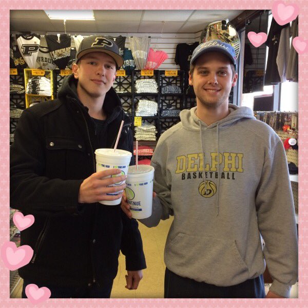 TheDiscountDen's tweet photo. Another happy "couple" enjoying their #denpops for Valentine's Day! β€ @TorySmoovEger @drakescoop2323 https://t.co/lCTL8uchV5