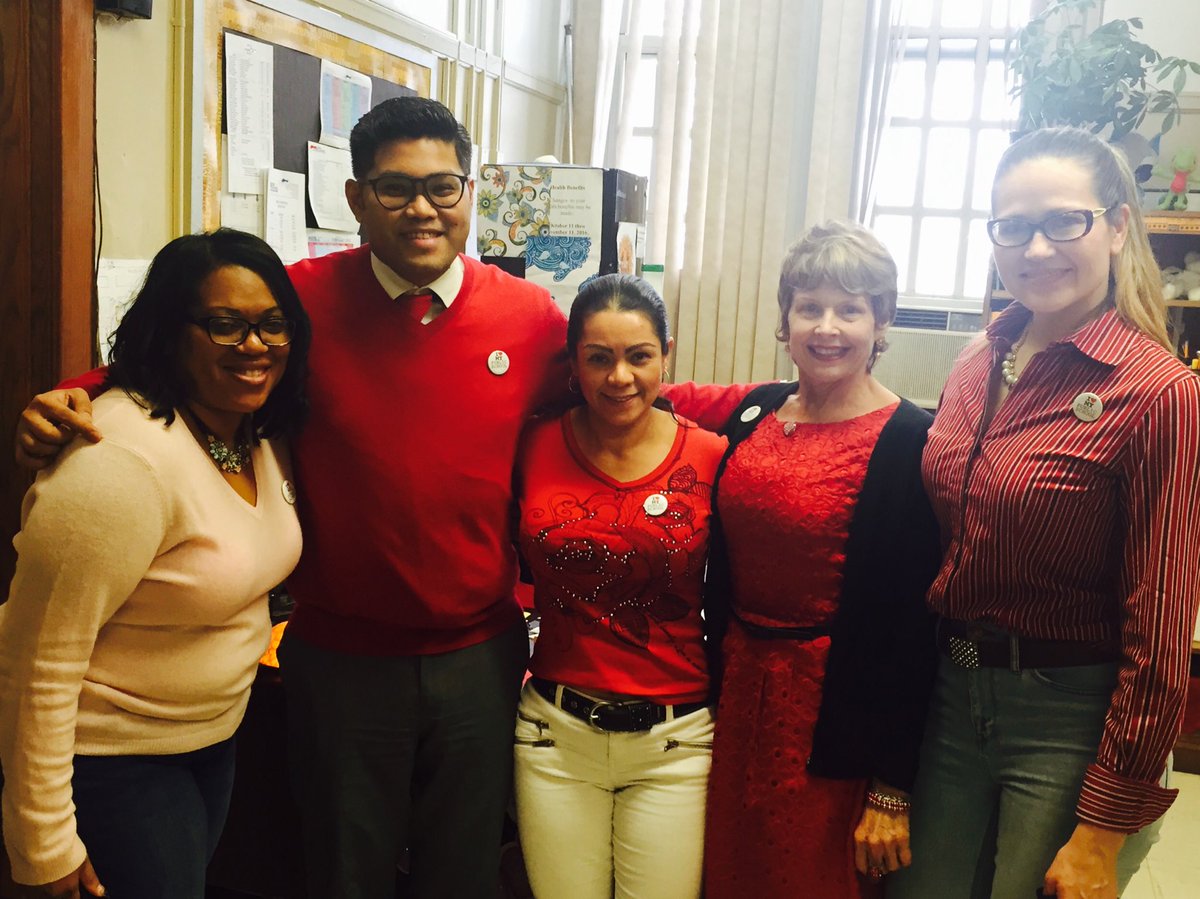 chezD77's tweet photo. Qirt loving their school #PublicschoolProud @UFTTeamHS @UFT https://t.co/gmapd5pwyQ