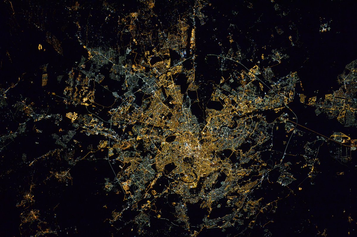 Thom_astro's tweet photo. Rome, belle de jour comme de nuit, et vers laquelle apparemment tous les chemins mènent, même en Station spatiale! 🇮🇹https://t.co/E4Z3zKURKX https://t.co/njNsSdm2xL