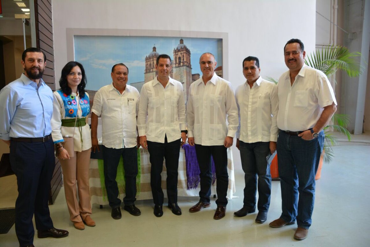 ppcalzada's tweet photo. Arrancamos la gira por el estado Oaxaca junto con el Gobernador @alejandromurat, juntos trabajamos por un mejor campo y por sus productores. https://t.co/qypOYoJUZa