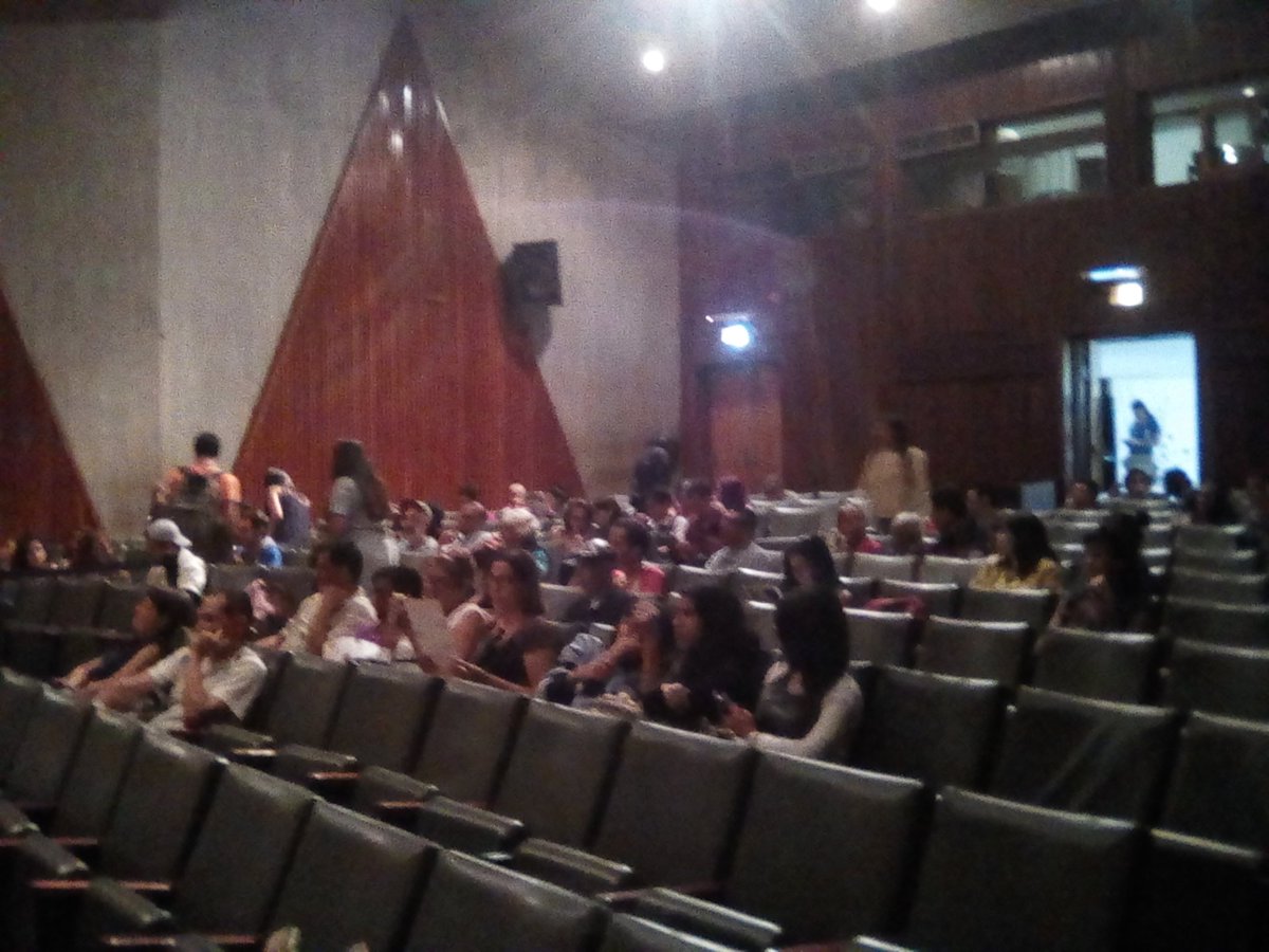 Las personas van llegando al ciclo de cine #JapónHoy ¡Bienvenidos! Recuerda que estaremos hasta el 17 de febrero. Entrada Libre.